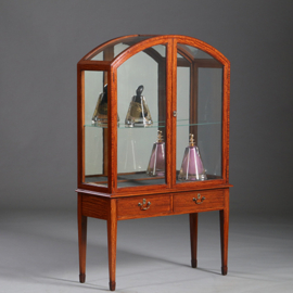 Unieke satijnhouten vitrine met halfronde glazen bovenkant ca 1900  (No.232010)