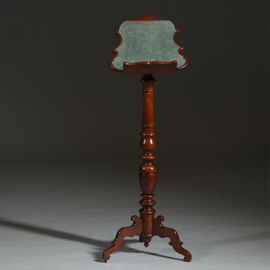 Essenhouten Lezenaar of bijbelstandaard ca 1890 het blad geschulpt en met leer belegd. (No.260625)