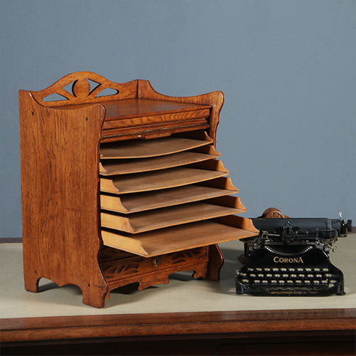 Brievenkastje of correspondentie kastje met 2 afsluitbare laden en rolluikje ca 1900 (No.311440)