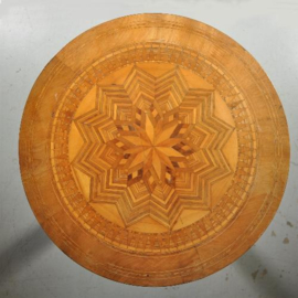 Antieke bijzettafels / wijntafels / Blonde Sorrento salontafel ca. 1900 met geometrisch inlegwerk (No.472051)