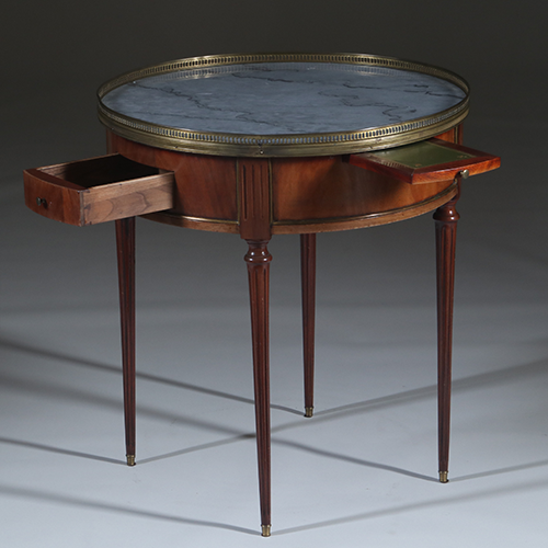 Bouillotte tafel met twee laden en twee tirettes ca 1910 bronzen randje (No.301805)