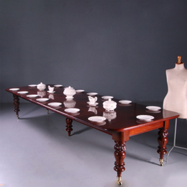 Lange tafel Victoriaanse eetkamertafel met 5 bladen tot 4,10 m. 1 inlegblad perfect 4 met gebruikssporen (No.651521)