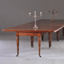 Antieke tafel / Enorme tafel tot maximaal 153 X 450 voor 16 tot 18 personen óók voor armstoelen (No.233291)