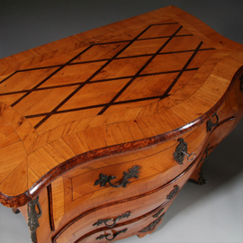 Gebombeerde blonde transition commode ca 1775  ruitvormig ingelegd (No.962665)