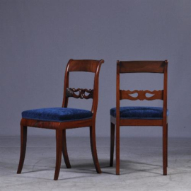 Antieke stoelen / Stel van 6 Biedermeier stoelen ca. 1820 in mahonie met zwanen en blauw velours (No.941152)