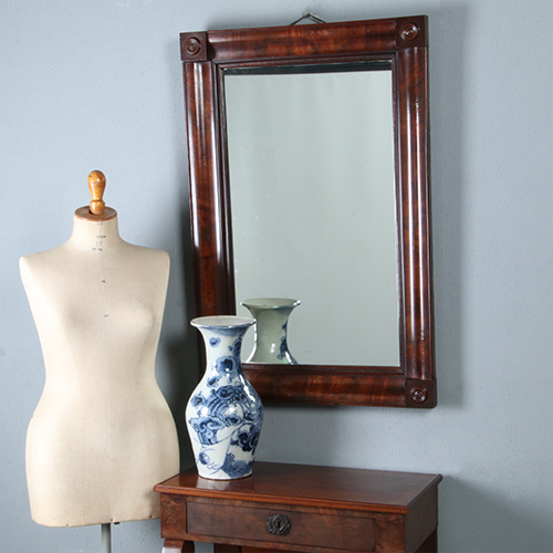 Strakke Biedermeier spiegel met holle bloemmahonie lijst ca 1820 (No.290824)  - 1.00 m. Hoog