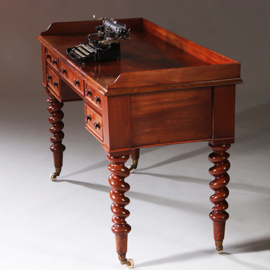 Victoriaanse mahoniehouten schrijftafel ca 1870 met gedraaide poten en kleine opstaande rand (No.211905)