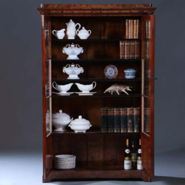 Strakke Biedermeier boekenkast / servieskast in bloemmahonie met verstelbare planken (No.231635)