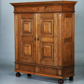 Blond stoere eiken tweedeurskast ca 1800 op bolpoten [No.960740)
