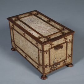 Antieke IJzeren beschilderde Empire kist in prachtige oude kleur op bolpoten en met sterren ca 1810 (No.431565)
