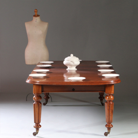 Engelse mahonie wind out table ca 1870 met slinger en twee bladen tot 2,39 m. (No.951430)