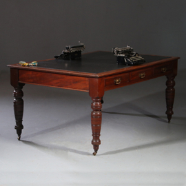 Antieke bureaus / Victoriaanse partner-schrijftafel met doorleefd zwart leer ca 1880 (No.891560)
