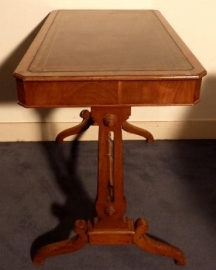 Antieke bureaus / Schrijftafel / Sidetable met leer ingelegd blad (No.78287)