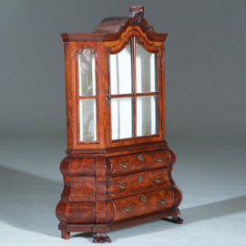 Miniatuur of meesterstuk van een "18e eeuwse wortelnoten porseleinkast"  ca 1885 (No.271745)
