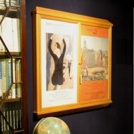 Antieke kast / Wall cabinets / Posterkasten Christie`s Amsterdam 4 X in 2 maten 1940-70 v.a.prijs p/stk (No.629930)