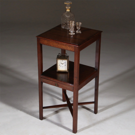 Mahonie Georgian III bijzettafeltje ca 1800 met twee niveaus en een smalle platte lade (No.342505)