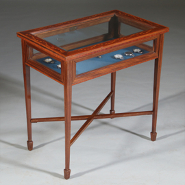 Vitrinetafeltje ca 1890 mahonie met satijn inlegwerk en facet geslepen deksel (No.270140)