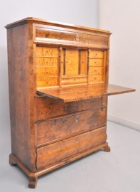 Antieke bureaus / Secretaire ca. 1875 met achter de schrijfklep een verrande hoeveelheid grote en kleine... (No.473737)