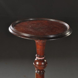 Antieke bijzettafels /  Elegante mahonie lampetafel, een rond ca. 1890 op driesprant (No.472843)