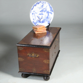 Compagnie kist uit de VOC tijd met alarmbel ca 1750  (No.452410)