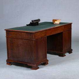 Chique Engels bureau met een groen ingelegd schrijfblad en inspringend front ca 1880 (No.450330)
