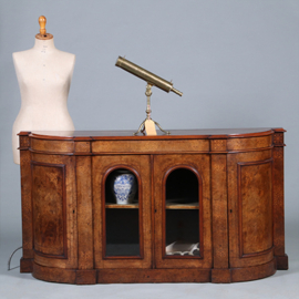 Blonde notenhouten credenza met kwartronde zijkasten ca 1850 fraaie ingelegde details (No.431545)