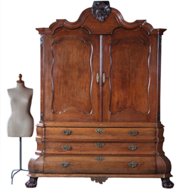 Kolossaal Kabinet  Hollands ca 1760 in warme kleur gepatineerd eikenhout [No.211111)