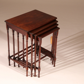 Antieke bijzettafels / Mimi set van 4 tafeltjes ca. 1925 Engels "Nest of table" (No.893001)