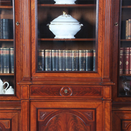 Bibliotheekkast 2,60 m hoog  met 6 deuren en dubbel break front ca. 1880 facet geslepen glas (No.222195)