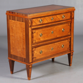 Rijk en contrasterend ingelegde  commode in Neoclassicistische stijl 1900  (No.941855)