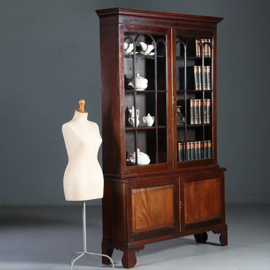 Hoge mahonie boekenkast  ca 1840 met gesloten onderkast met blonde panelen (No.932610)