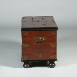Compagnie kist uit de VOC tijd met alarmbel ca 1750  (No.452410)