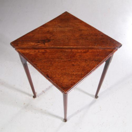 Antieke bijzetafels / Wijntafels / Engelse 18e eeuwse wandtafel in door de eeuwen fraai gepatineerd eikenhout (No.711614)