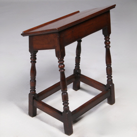 Bijbelstandaard of lezenaar in de vorm van een joint stool 19e eeuws (No.322125)