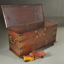 Antiek varia / Scheepskist ca. 1800 zogenaamde "VOC"-kist met brons beslag. (No.502859)