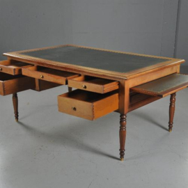Antieke bureaus / Kersenhouten schrijftafel ingelegd met goud gestempeld leer 20e eeuw (No.460248)