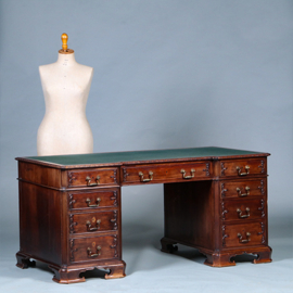 Chique Engels bureau met een groen ingelegd schrijfblad en inspringend front ca 1880 (No.450330)