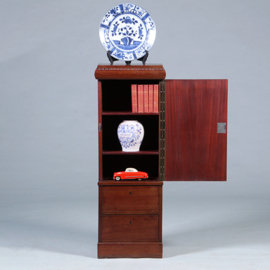 Art deco Zuilvormige kast of kastvormige zuil met 1 deur en twee kleine laden ca 1915 (No.431540)