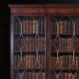 Deze week binnen 3 Engelse Breakfront boekenkasten in verschillende uitvoeringen maten