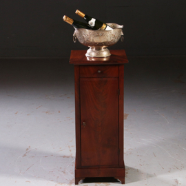 Mahonie nachtkastje zo strak belijnd als een sokkel Biedermeier ca 1820 (No.630947)