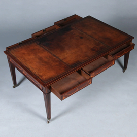 Strakke partnerschrijftafel met zwierig inlegwerk en prachtig doorleefd leer ca 1890 (No.450335)