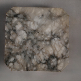 Antieke geaderde wit marmeren zuil in een fijne oude kleur (No.322131)