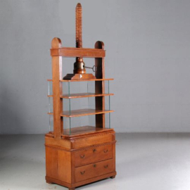 Antieke kast / Linnenpers 18e eeuws met gesmede sleutel als boekenkast of keukenrek met glasplaten (No.185114)