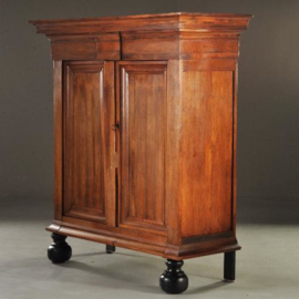 Antieke kast /  17e eeuwse Pastoorskast ca. 1675  notenhout met in de plint een verdekte lade (No.241553)