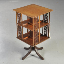 Antieke bijzettafels / Kleine boekenmolen ca. 1920 met opengezaagde paneeltjes en inlegwerk (No.320858)