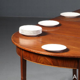 Antieke tafel / Nét binnen 4 Engelse tafels div.  prijzen en maten allen met originele bladen (No.643060) 