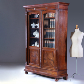 Boekenkast / Servieskast mahonie ca 1875 met 6 schappen (No.230205)