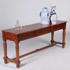 Doorleefde  lange sidetable met 3 laden op gedraaide poten (No.331510)