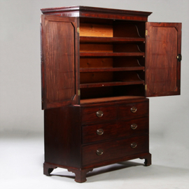 Engels donker mahonie kabinet of Linnenpress met praktische schuiven achter de deuren ca 1820 (No.210405)