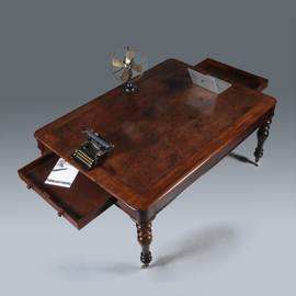 Werktafel óf eetkamertafel met geweldig mooi doorleefd leer een echte leeftafel ca 1840 (No.W283035)